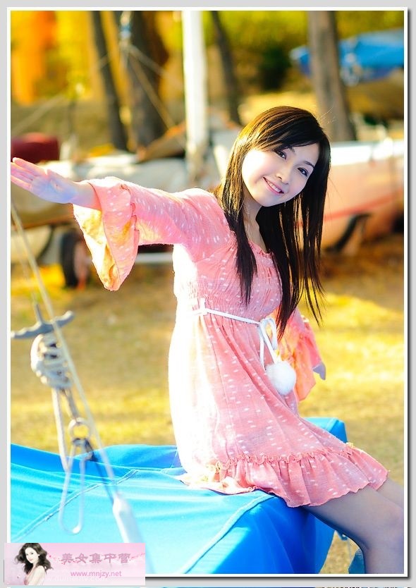暖暖的笑容：温婉美女