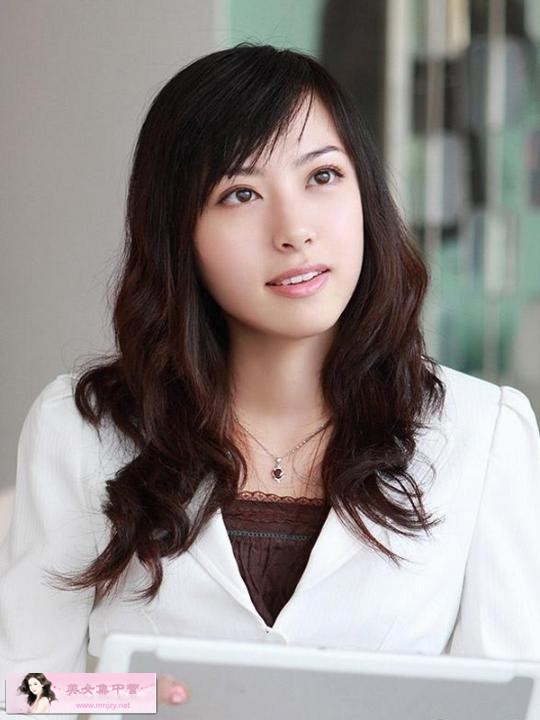公司里的气质美女白领
