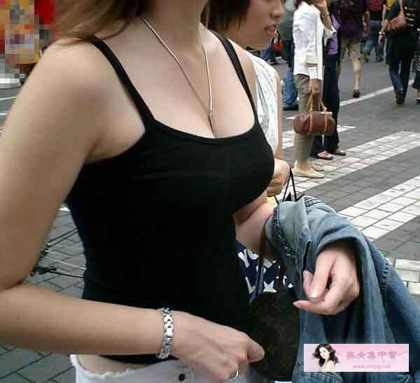 街拍一极品美胸，超级